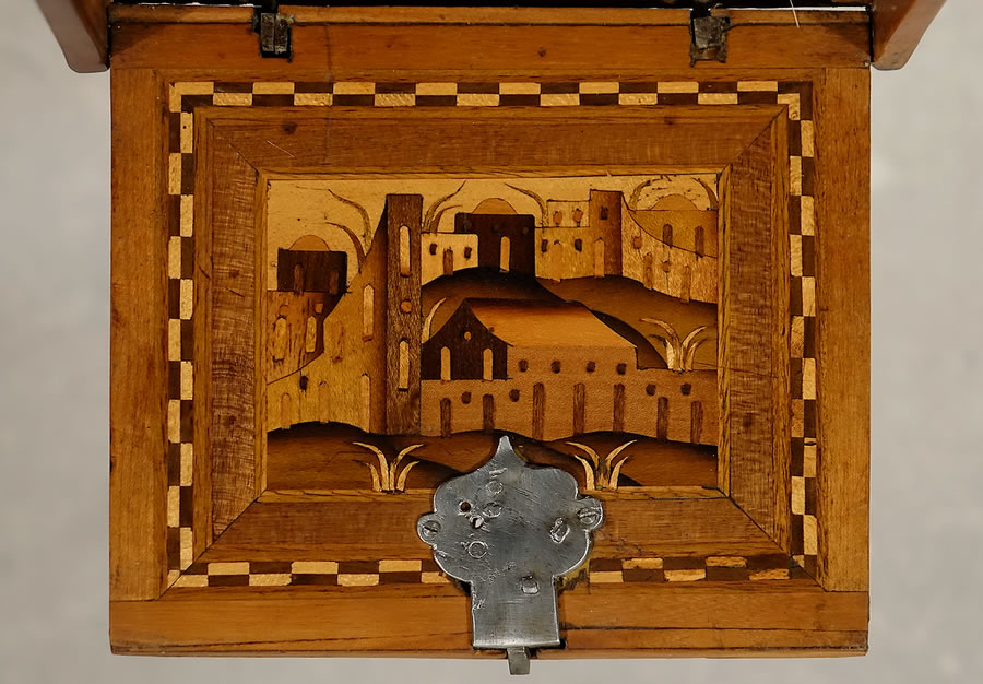 D&eacute;tail de l'abattant marquet&eacute; du cabinet du Tyrol, de type Augsbourg